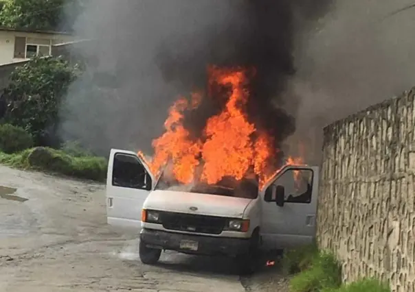 Xonacatlán: Incendian camioneta de talamontes ilegales (VIDEO)