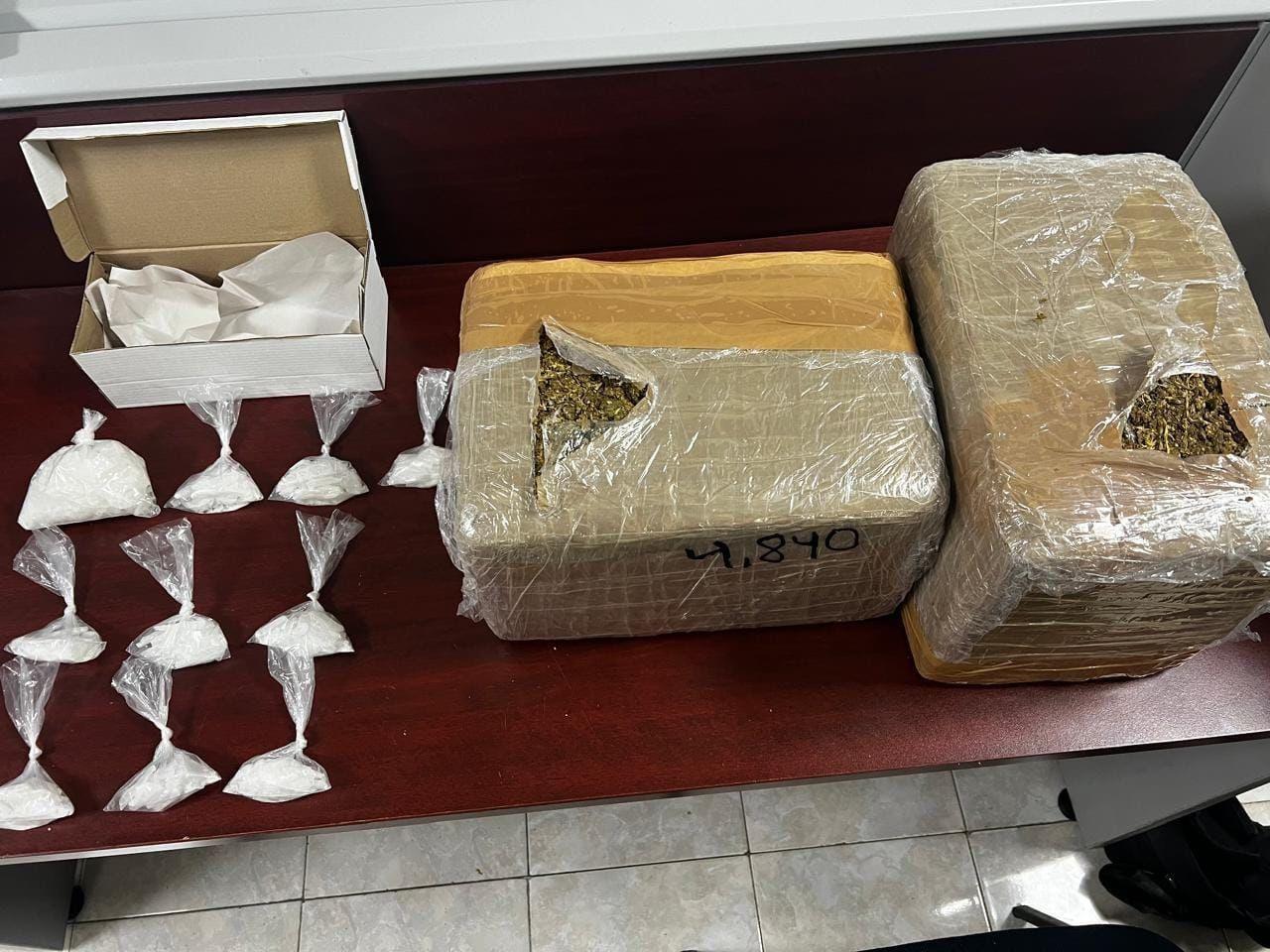 Decomisan 5 kilos de marihuana y 10 bolsas de cristal. Foto de Gobierno.