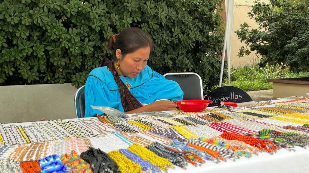 Artesana de Jalisco ofrece sus bellas creaciones a saltillenses