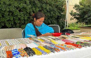 Artesana de Jalisco ofrece sus bellas creaciones a saltillenses