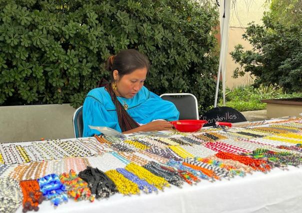 Artesana de Jalisco ofrece sus bellas creaciones a saltillenses