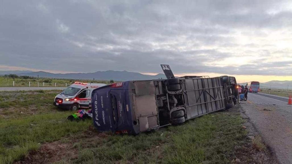 8 muertos y 12 lesionados deja volcadura de camión Futura en Galeana