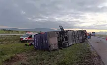 8 muertos y 12 lesionados deja volcadura de camión Futura en Galeana