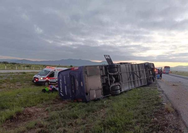 8 muertos y 12 lesionados deja volcadura de camión Futura en Galeana