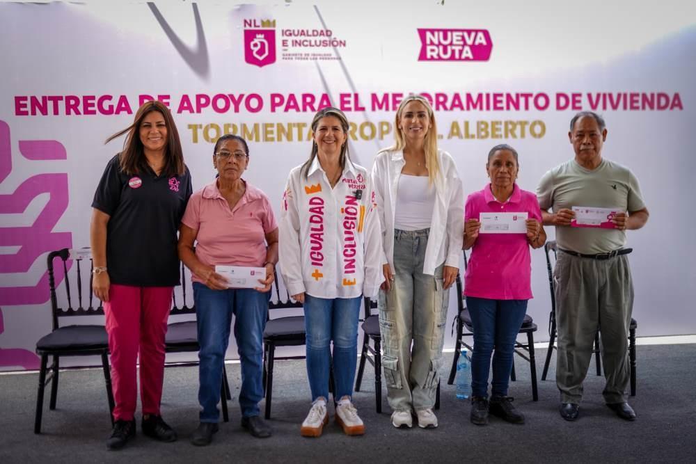 Entregan apoyos para mejoramiento de viviendas en Santa Catarina