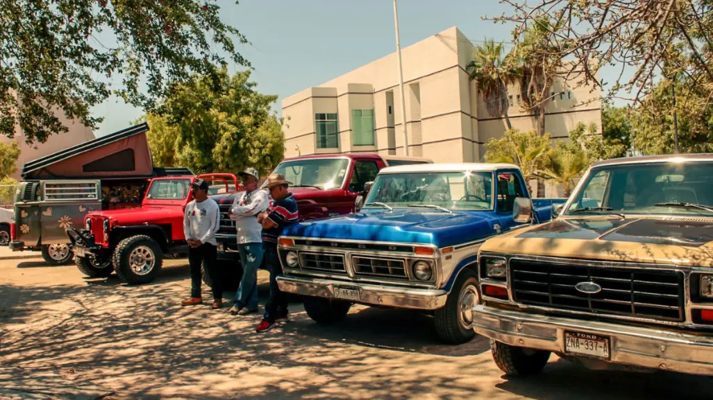 Asiste a la 3era reunión de autos clásicos en el Malecón de La Paz