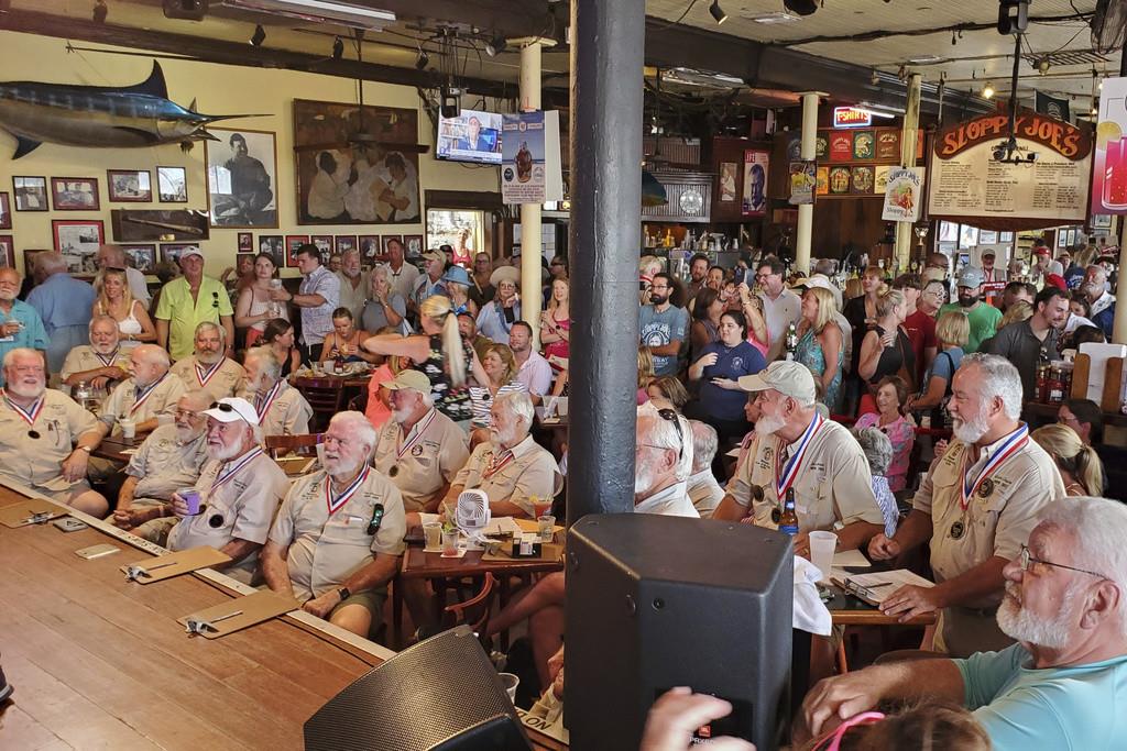 Ganadores anteriores del concurso de imitadores de Ernest Hemingway se preparan para juzgar el concurso 2024 en Sloppy Joes Bar en Key West, Florida, el jueves 18 de julio de 2024. (Foto AP/David Fischer)