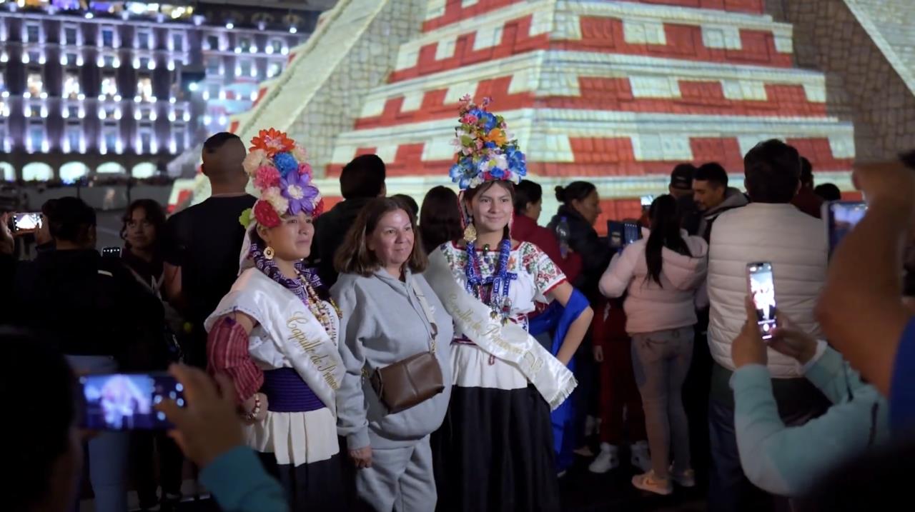 Visitantes de la réplica de Kukulcán en el Zócalo. Foto: SS de @martibatres