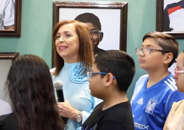 Cristina Díaz reconoce a 81 estudiantes destacados en exposición fotográfica