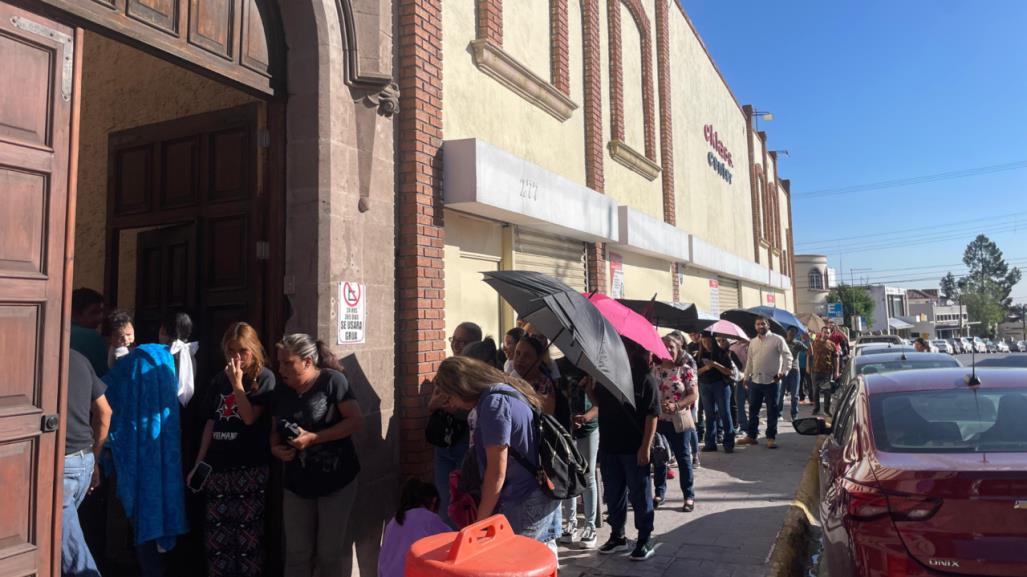 Forman largas filas para adquirir boletos para el musical de Shrek en Saltillo