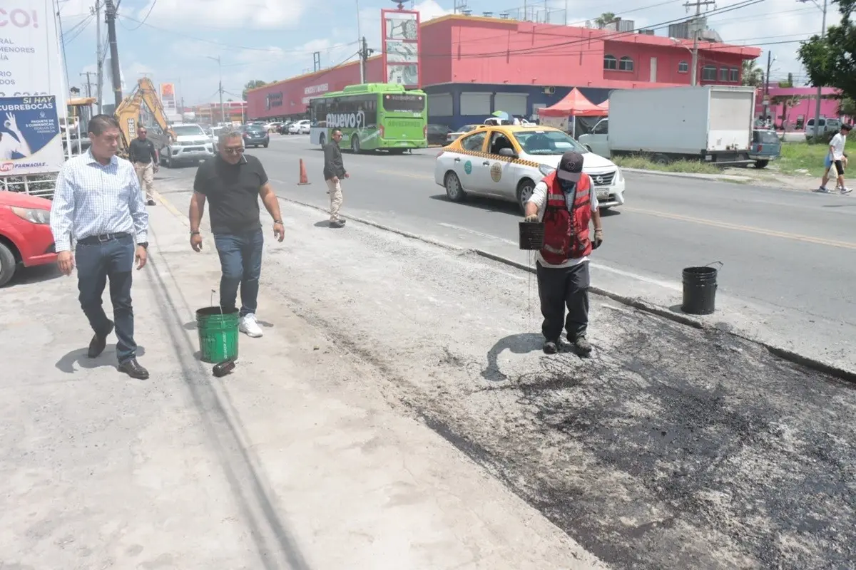 Avanzan trabajos de bacheo en la avenida Arturo B. de la Garza en Juárez