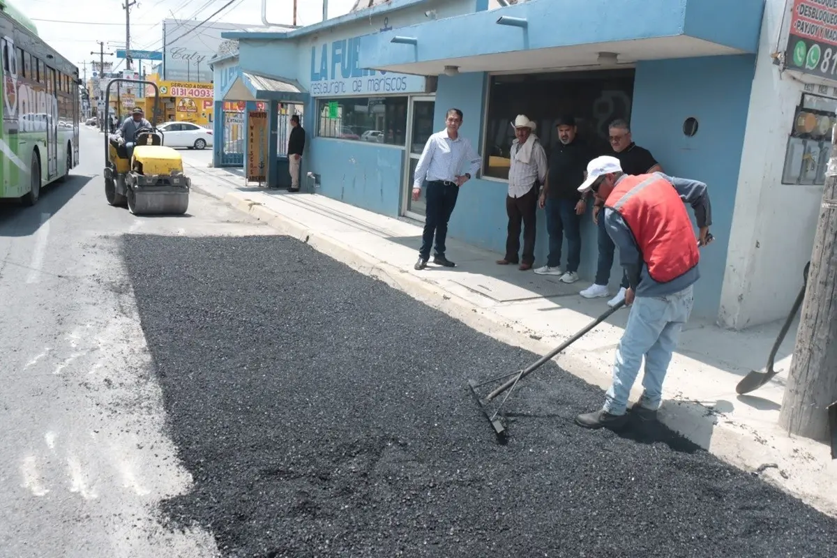 Avanzan trabajos de bacheo en la avenida Arturo B. de la Garza en Juárez