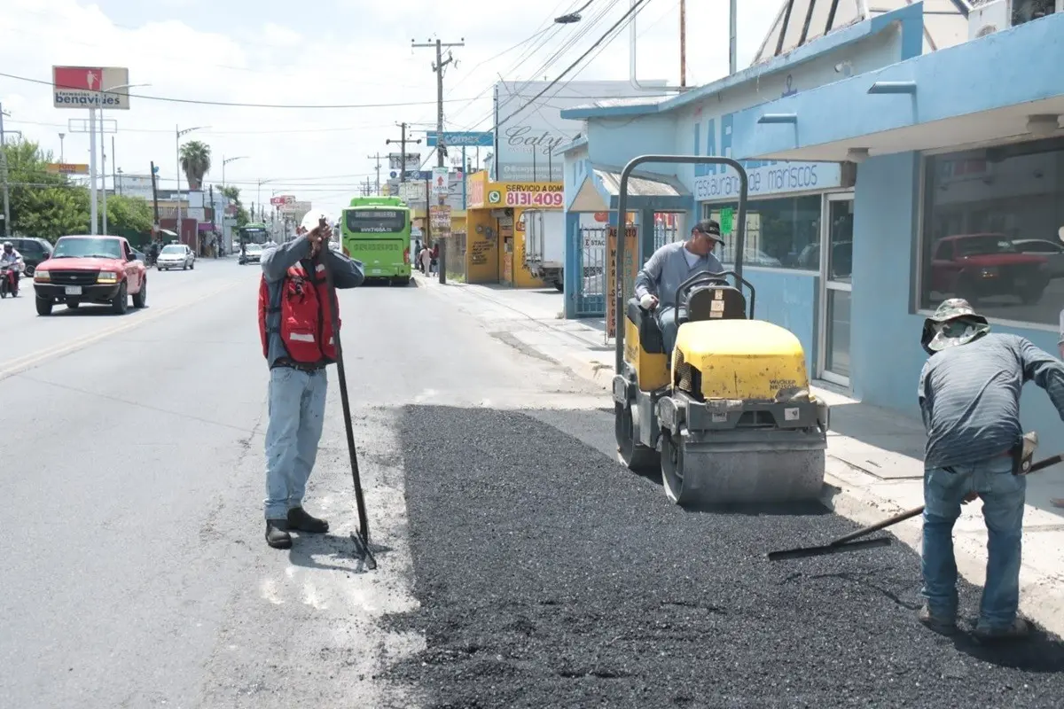 Avanzan trabajos de bacheo en la avenida Arturo B. de la Garza en Juárez