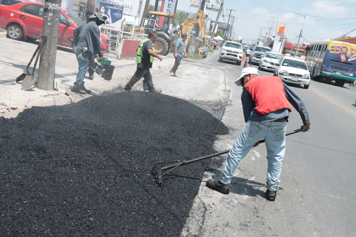 Avanzan trabajos de bacheo en la avenida Arturo B. de la Garza en Juárez