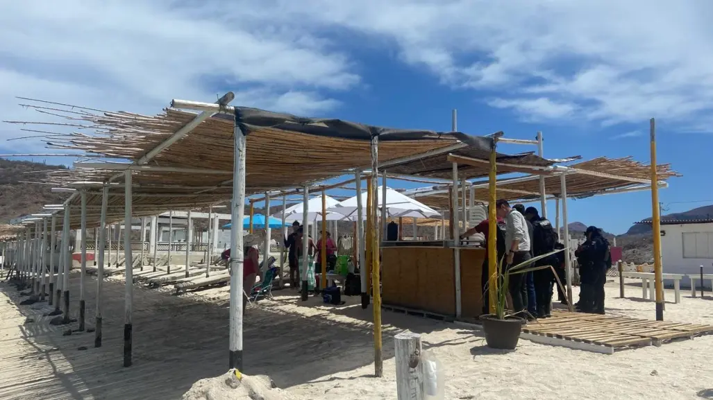 Retiran obstáculos en Playa Pichilingue tras denuncia ciudadana