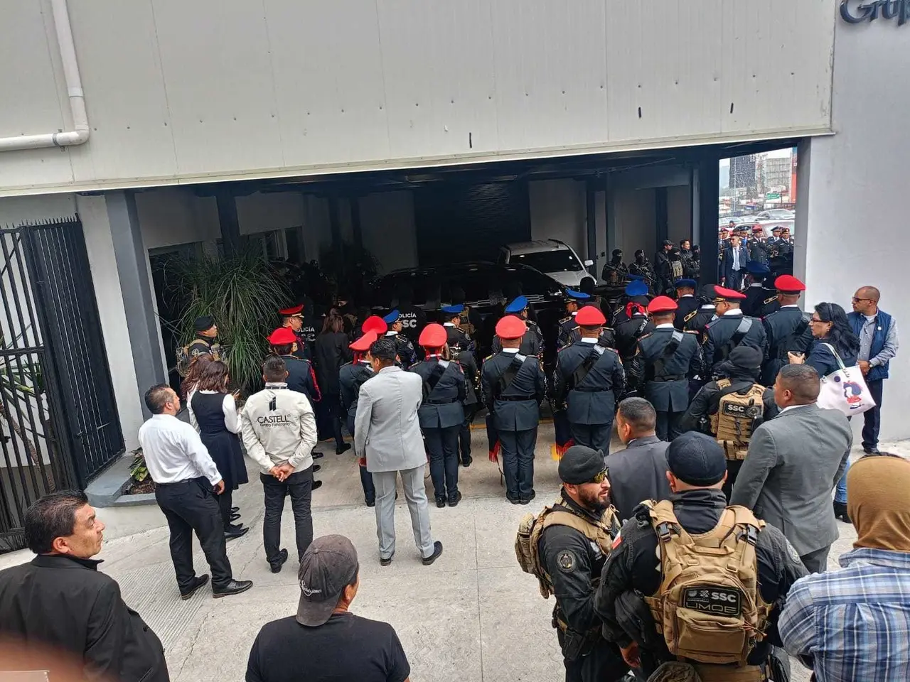 Rinden honores al Comisario Jefe de la Unidad de Estrategia Táctica y Operaciones Especiales asesinado en Coacalco. Foto: Cortesía