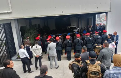 Con honores y entre pétalos de rosa despiden al comisario Milton Morales (VIDEO)