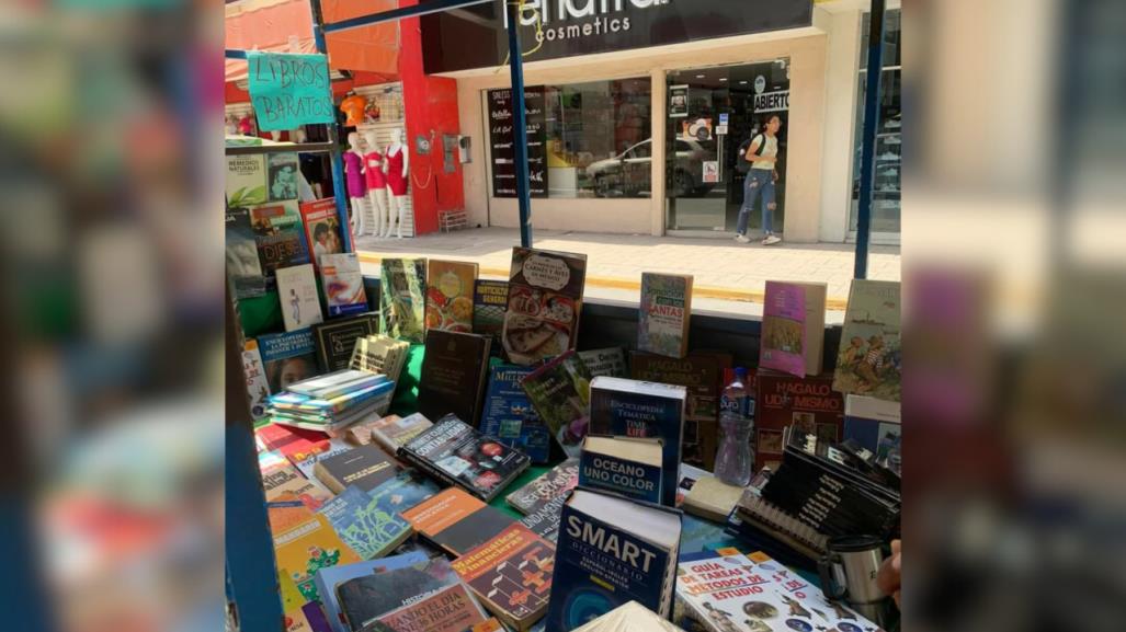 Desde hace 50 años, vende libros a bordo de su camioneta, por solo 20 pesos