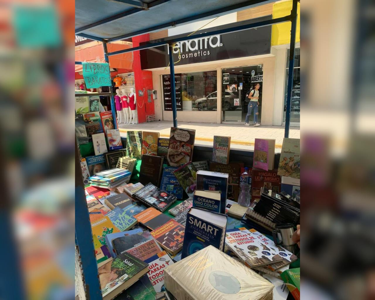 Don José Pablo González lleva 50 años vendiendo todo tipo de libros a los victorenses, lo identifican los precios baratos y su icónica camionetita estacionada en el 11 Hidalgo. Foto: Sanju Pineda