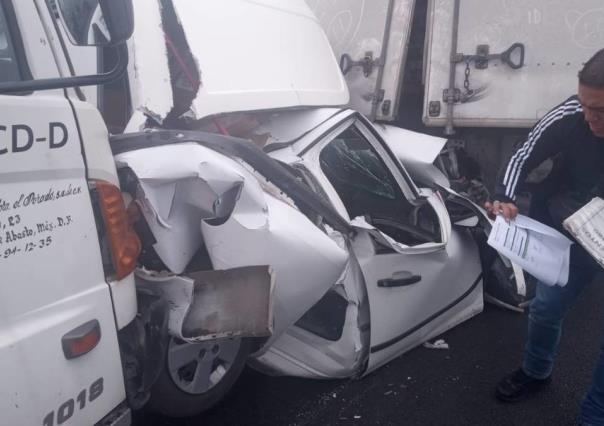 Lo hacen sandwich...Auto queda en en medio de dos tráileres en el CEM  (VIDEO)