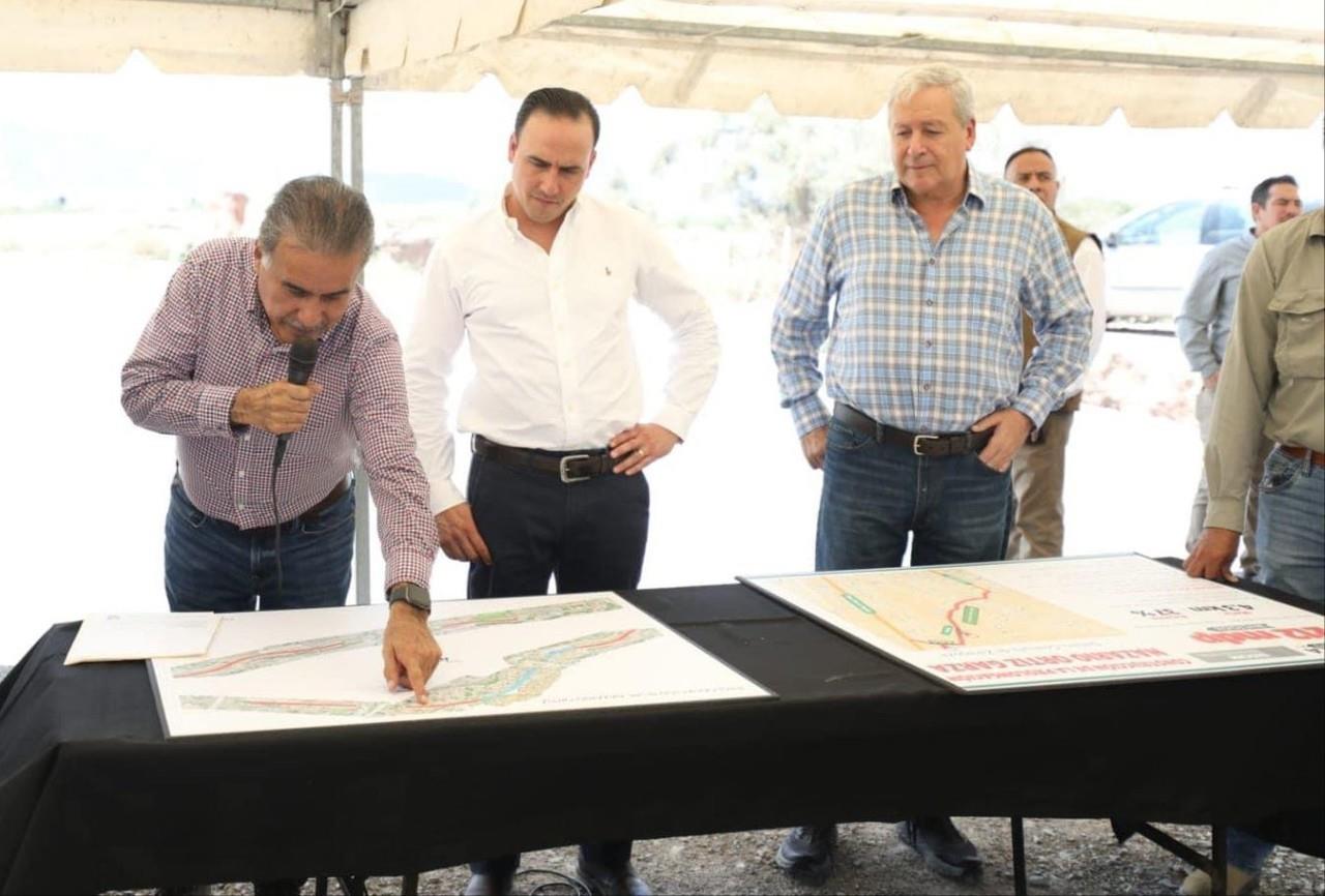 El gobernador Manolo Jiménez supervisando obras de la Región Sureste de Coahuila. (Fotografía: Gobierno de Coahuila)