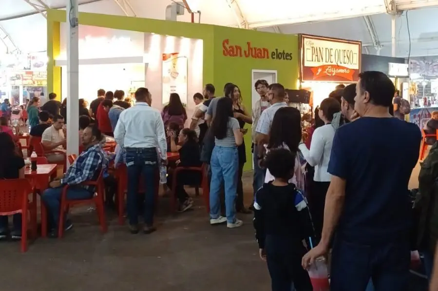 Sugieren revisar puestos de comida en la feria si se va a consumir alimentos. Foto: Jesús Carrillo.