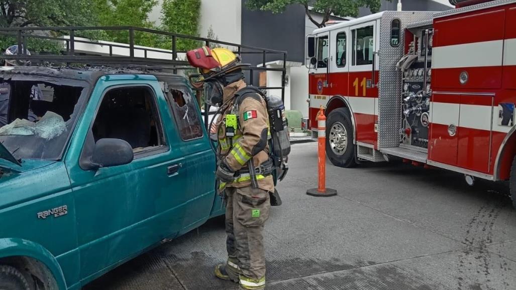 Se incendia camioneta en San Pedro (VIDEO)