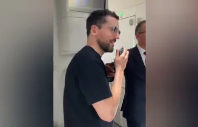 Sorprenden Luis Gerardo Méndez a atletas mexicanos en su vuelo a Paris 2024