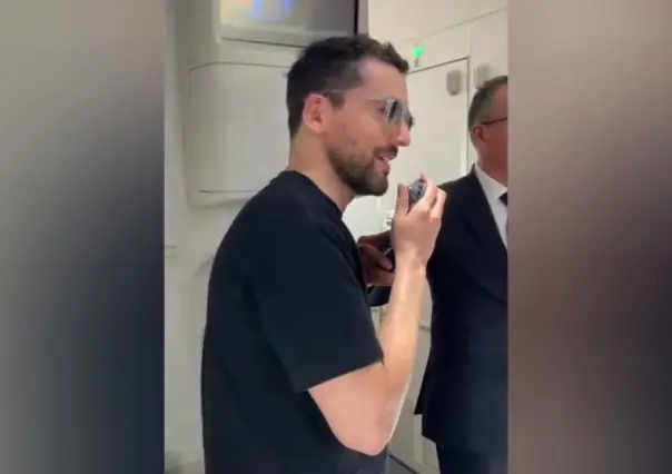 Sorprenden Luis Gerardo Méndez a atletas mexicanos en su vuelo a Paris 2024