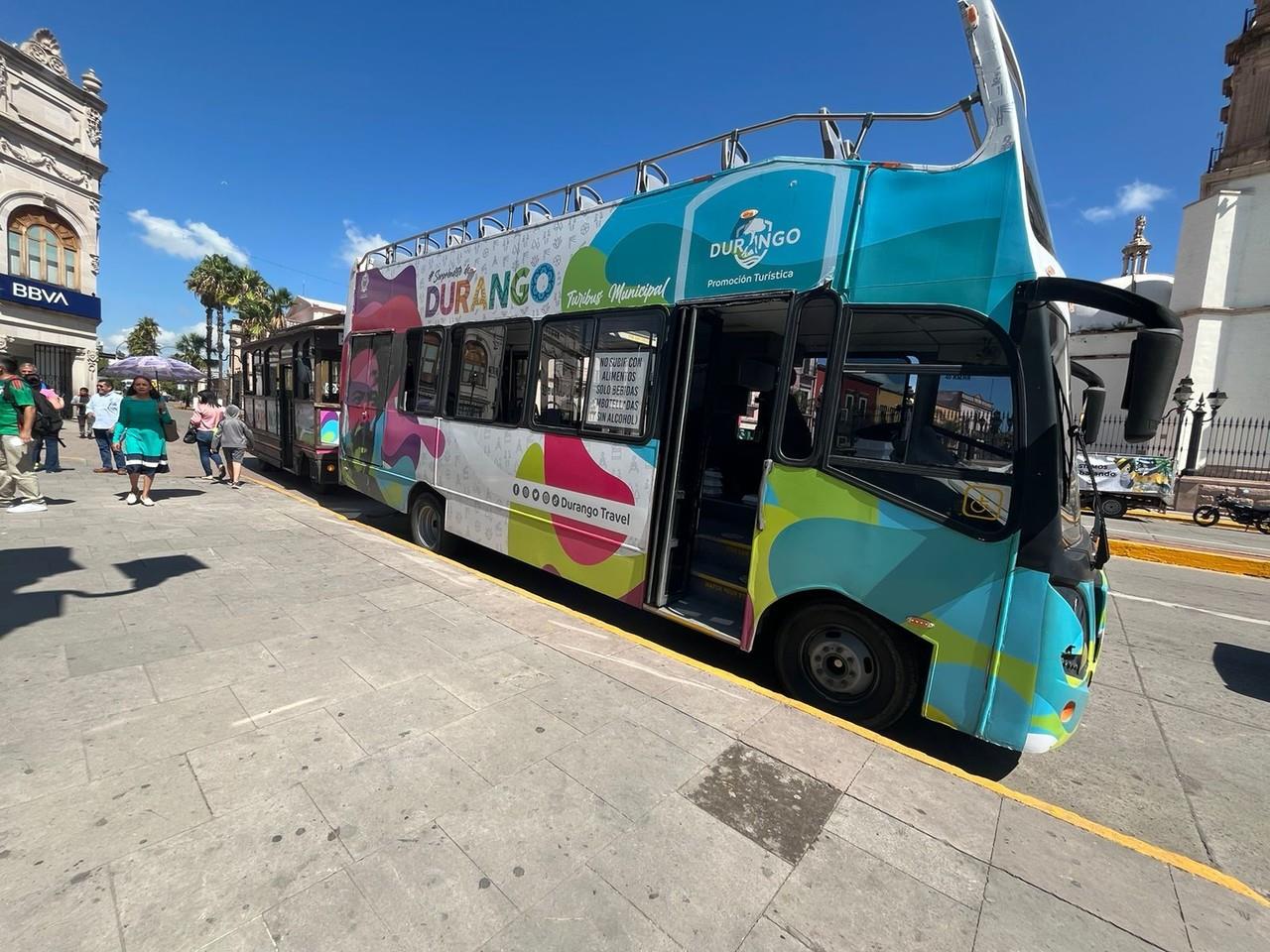 Pasear en Turibus, es una de las atracciones para quienes visitan la capital del estado. Foto: Jesús Carrillo.