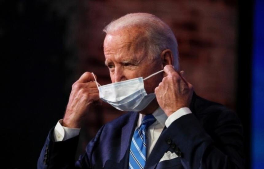 Joe Biden usando una mascarilla para protegerse del COVID-19 en un evento público. Foto: France 24.