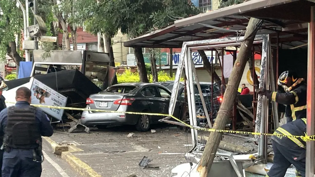 Automovilista ebrio destruye parada de autobús en Calzada de Tlalpan