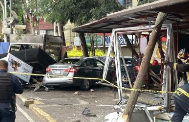 Automovilista ebrio destruye parada de autobús en Calzada de Tlalpan