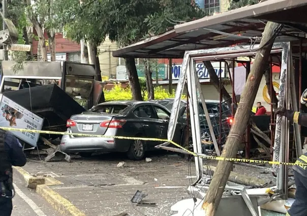 Automovilista ebrio destruye parada de autobús en Calzada de Tlalpan