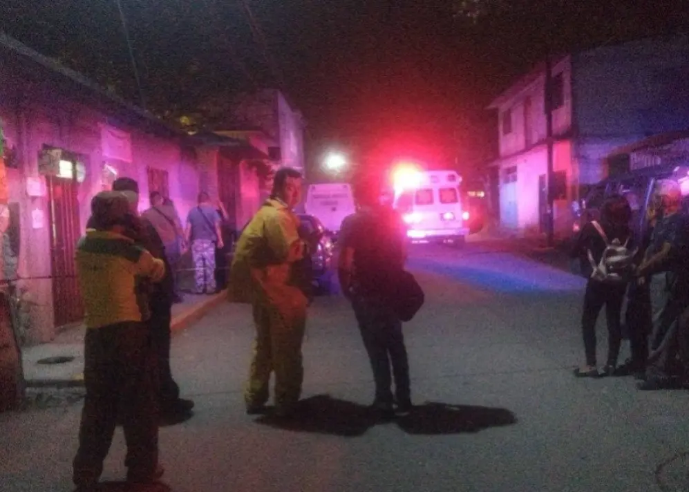 Elementos de la policía estatal y paramédicos de la Cruz Roja. Foto: El Sol de Cuernavaca.