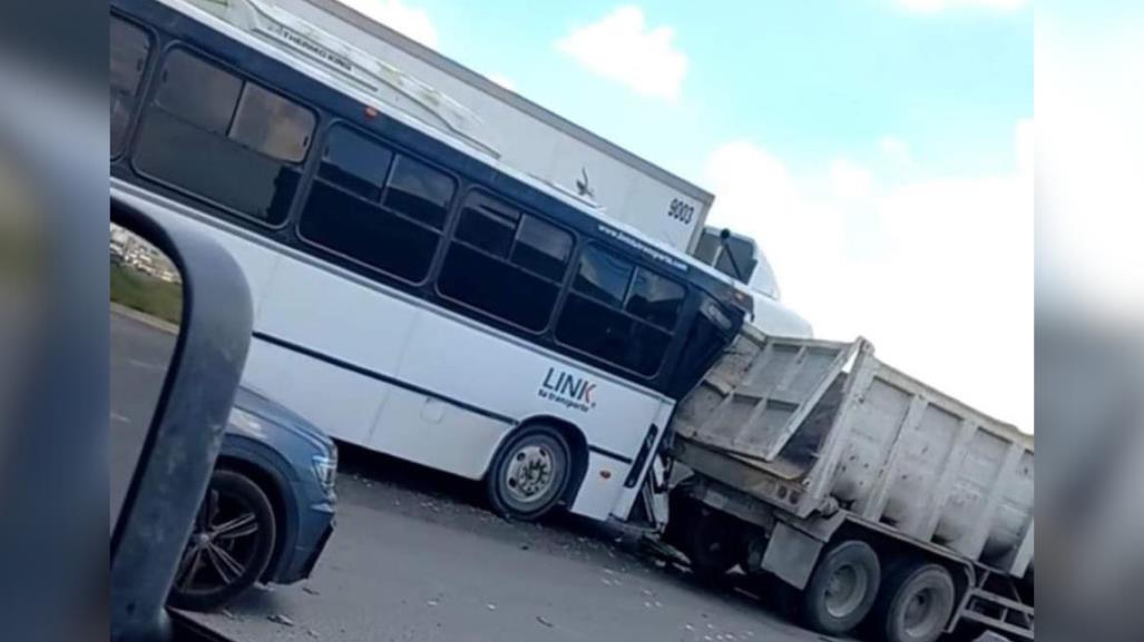 Autobús se impacta con vehículo de carga en Apodaca