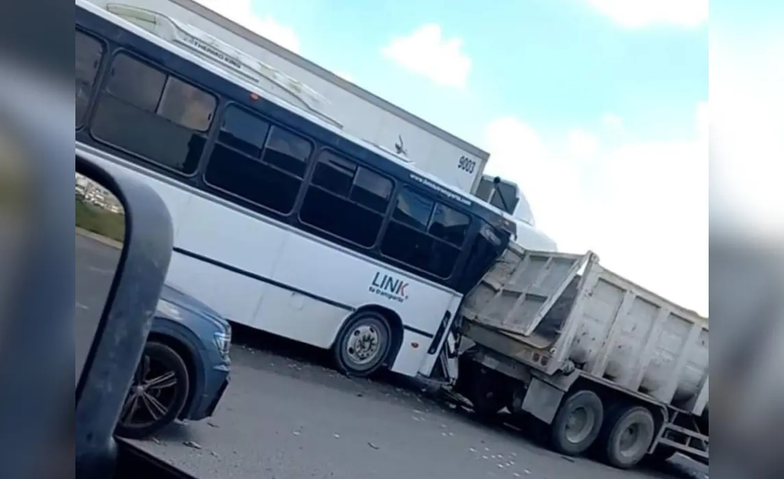 Autobús se impacta contra un camión de carga. Foto: Redes Sociales