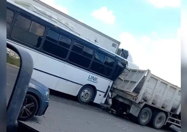 Autobús se impacta con vehículo de carga en Apodaca