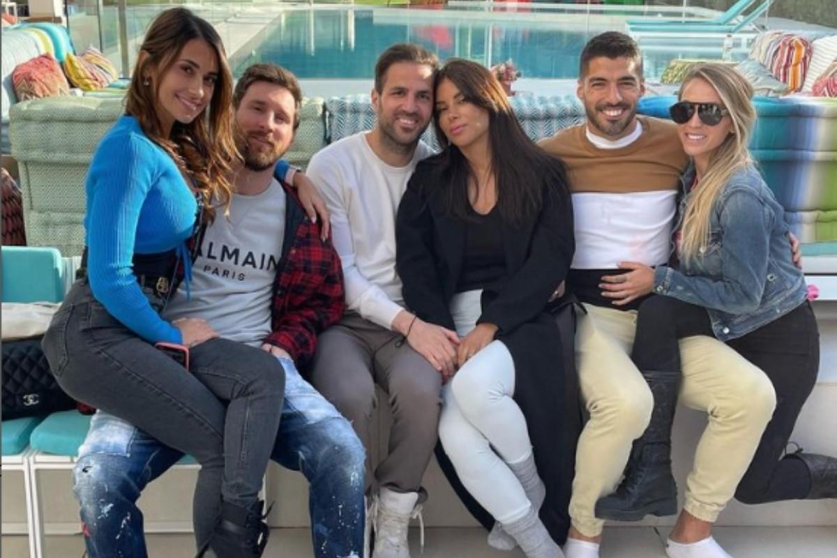 Lionel Messi, Cesc Fábregas y Luis Suárez junto a sus esposas Foto: Instagram @antonellarocuzzo