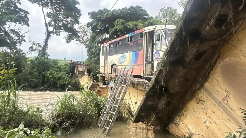 Cae autobús de puente en Omealca; hay 6 lesionados y un fallecido