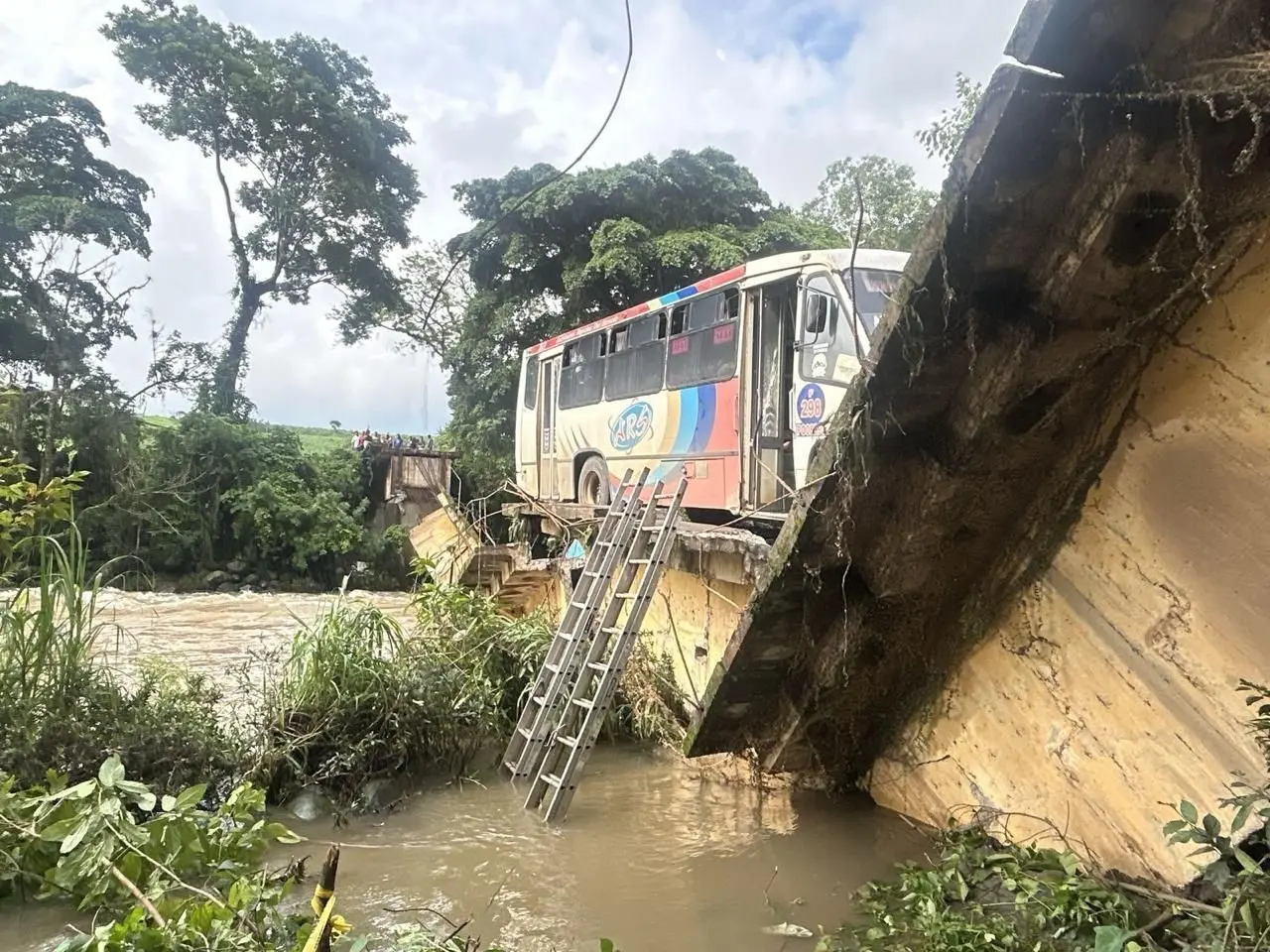 Autobús se desploma en puente en Tenejapan Omealca. Foto: PC Veracruz