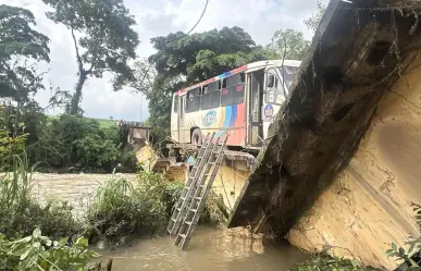 Cae autobús de puente en Omealca; hay 6 lesionados y un fallecido