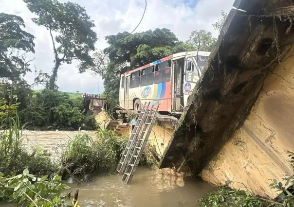 Cae autobús de puente en Omealca; hay 6 lesionados y un fallecido