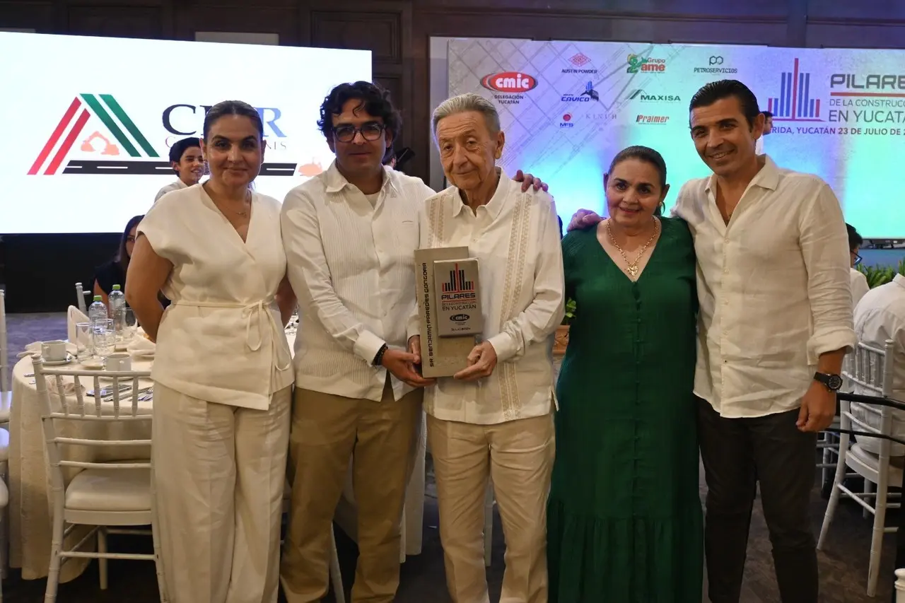 Benjamín Paredes Góngora, recibe el Premio Pilares de la Construcción en Yucatán 2024. Foto: Cortesía