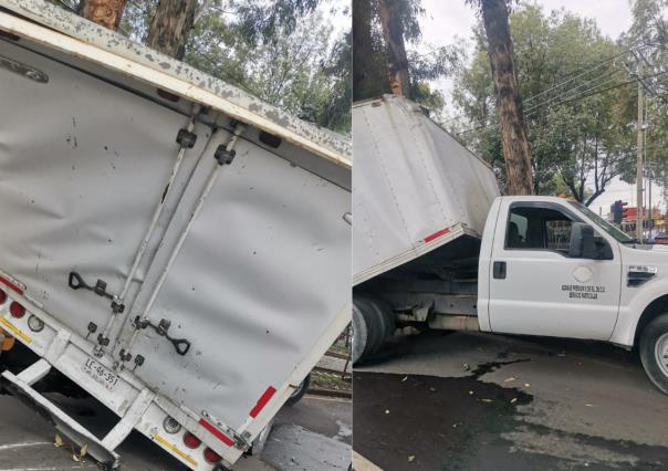 Contenedor de camioneta se atora con árbol y termina destrozada en Tlalpan