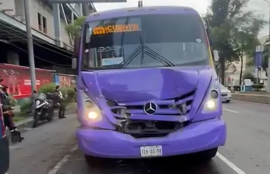 ¡Duelo de titanes! Dos camiones de transporte público chocan y dejan 4 heridos