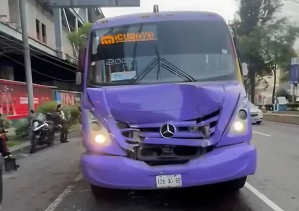 ¡Duelo de titanes! Dos camiones de transporte público chocan y dejan 4 heridos