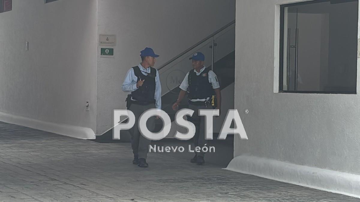 Dejan arma de fuego en interior de un motel en Monterrey
