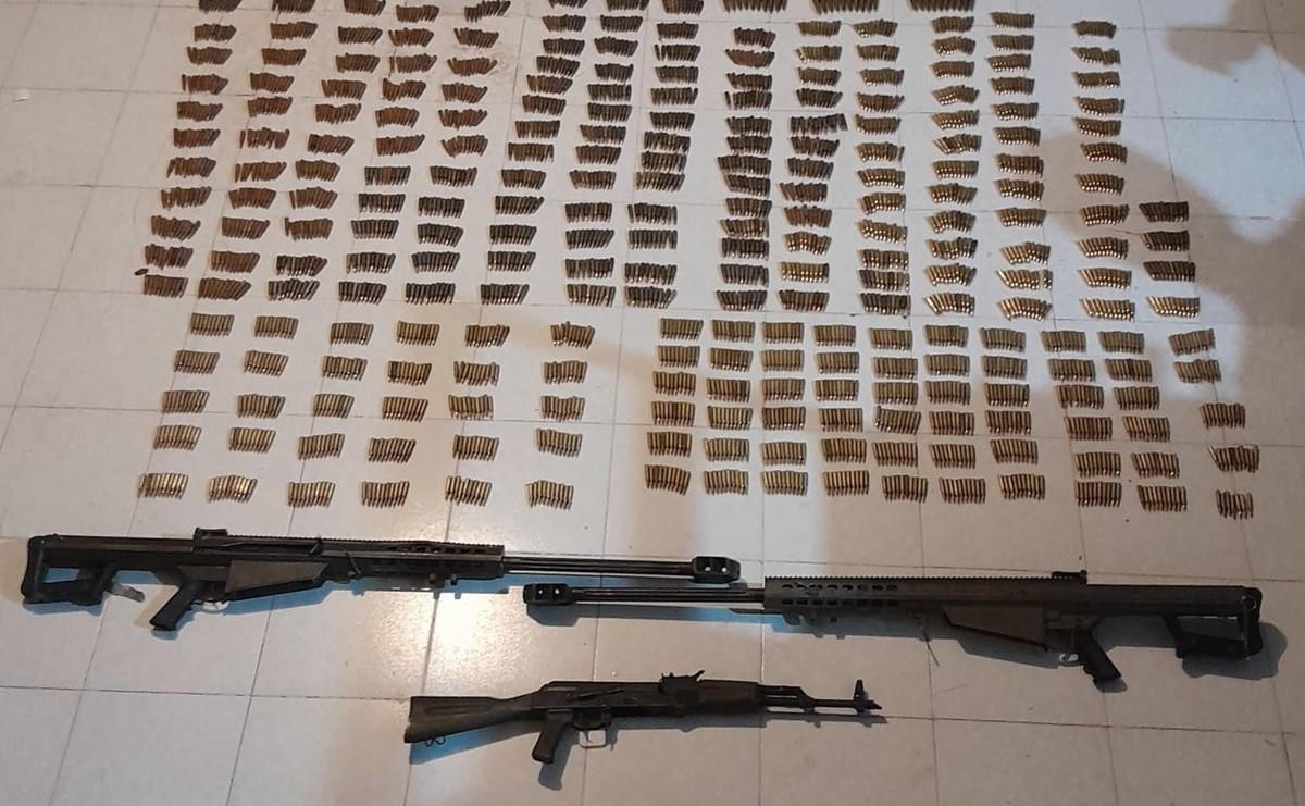 La Guardia Nacional y el Ejército mexicano aseguraron cuatro vehículos, 2 fusiles calibre .50 mm, 1 arma larga, 44 cargadores y más de 2,800 cartuchos útiles de diversos calibres.  Foto: X @GN_MEXICO_