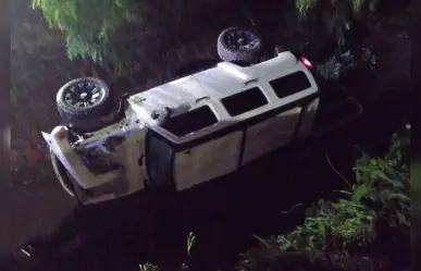 Hummer acaba al fondo de un arroyo en la colonia Morga de Durango